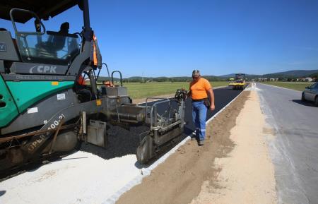 ASFALTIRANJE KOLESARSKE POTI CERKNICA  DOLENJE JEZERO 09 FOTO LJUBO VUKELIČ
